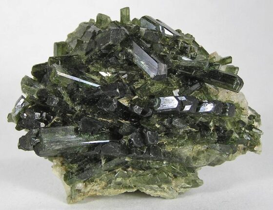 Green, shiny, pyroxene crystals.